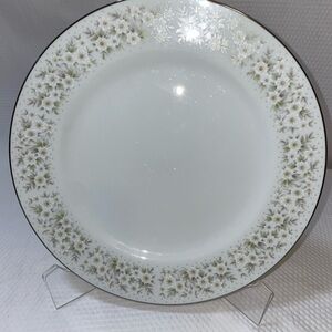 Directions  Bittersweet 10.25” Fine Porcelain Floral Dinner Plates. Set of 4.